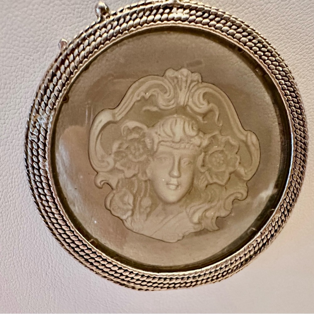 Vintage locket pendant necklace in silver tone - Picture 4 of 13